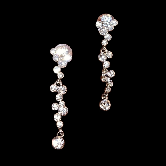 None Jewelry - Elegant Silver Crystal Drop Earrings
